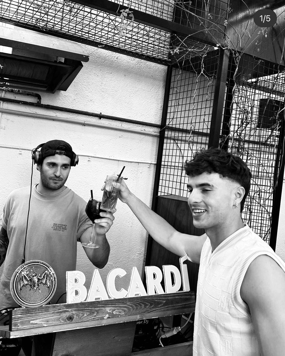 Enjoying colleagues and good cocktails with flaxandale . We open the holiday season at #SigueTuRitmo