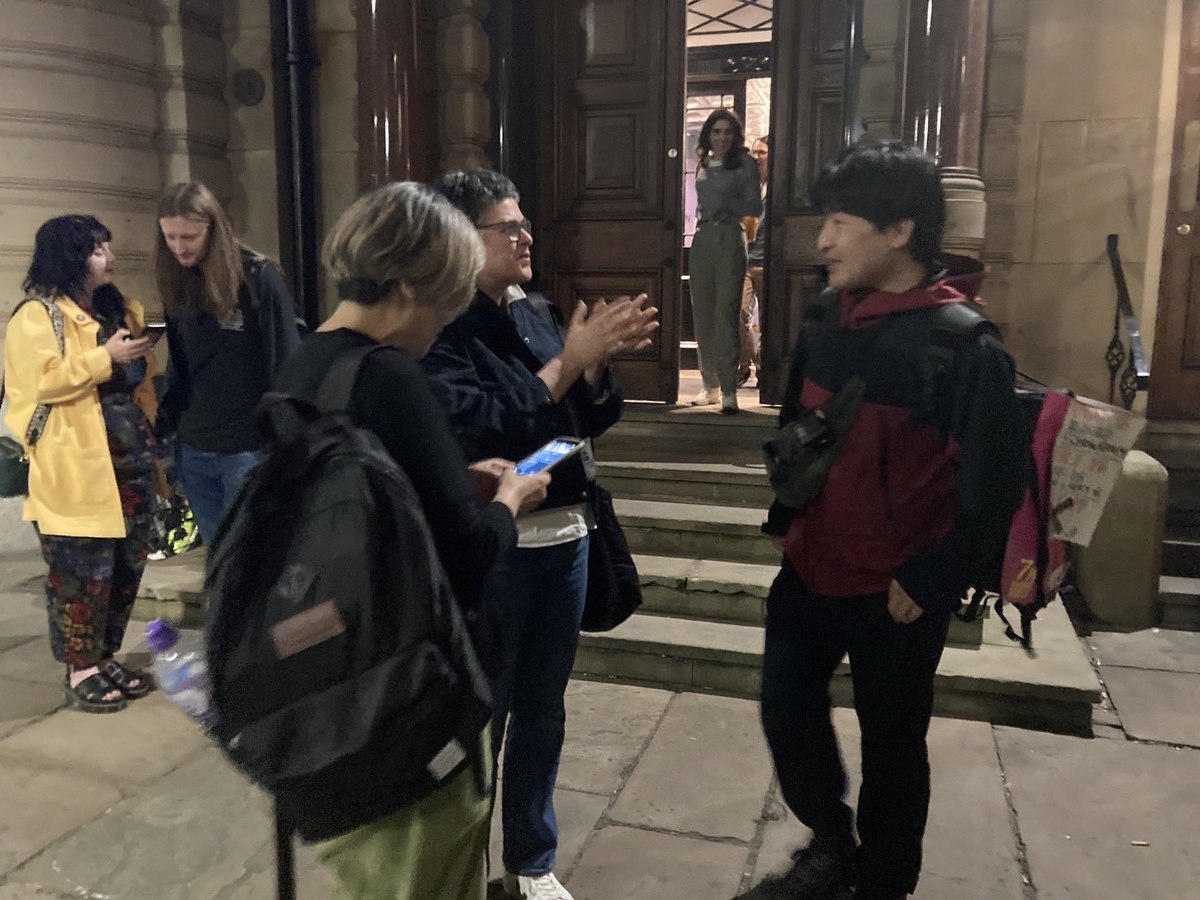 otogisyrupz's tweet image. 上映後も外でたくさん話し込む。アイルランドの映画学校の先生や台湾の映画監督、映画を観ていない警備員まで。おそらく一期一会で、なけなしの英語力で。藤岡さんに助けていただきつつ。みんなのコロナ禍はどうだったのか？今度は相手にも質問することもできてよかった。
#SheffDocFest2023