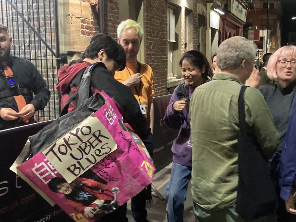 otogisyrupz's tweet image. 上映後も外でたくさん話し込む。アイルランドの映画学校の先生や台湾の映画監督、映画を観ていない警備員まで。おそらく一期一会で、なけなしの英語力で。藤岡さんに助けていただきつつ。みんなのコロナ禍はどうだったのか？今度は相手にも質問することもできてよかった。
#SheffDocFest2023