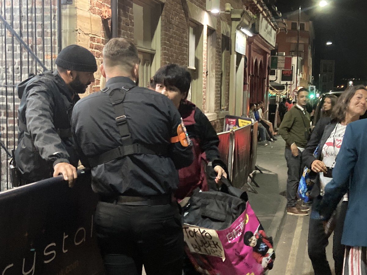 otogisyrupz's tweet image. 上映後も外でたくさん話し込む。アイルランドの映画学校の先生や台湾の映画監督、映画を観ていない警備員まで。おそらく一期一会で、なけなしの英語力で。藤岡さんに助けていただきつつ。みんなのコロナ禍はどうだったのか？今度は相手にも質問することもできてよかった。
#SheffDocFest2023