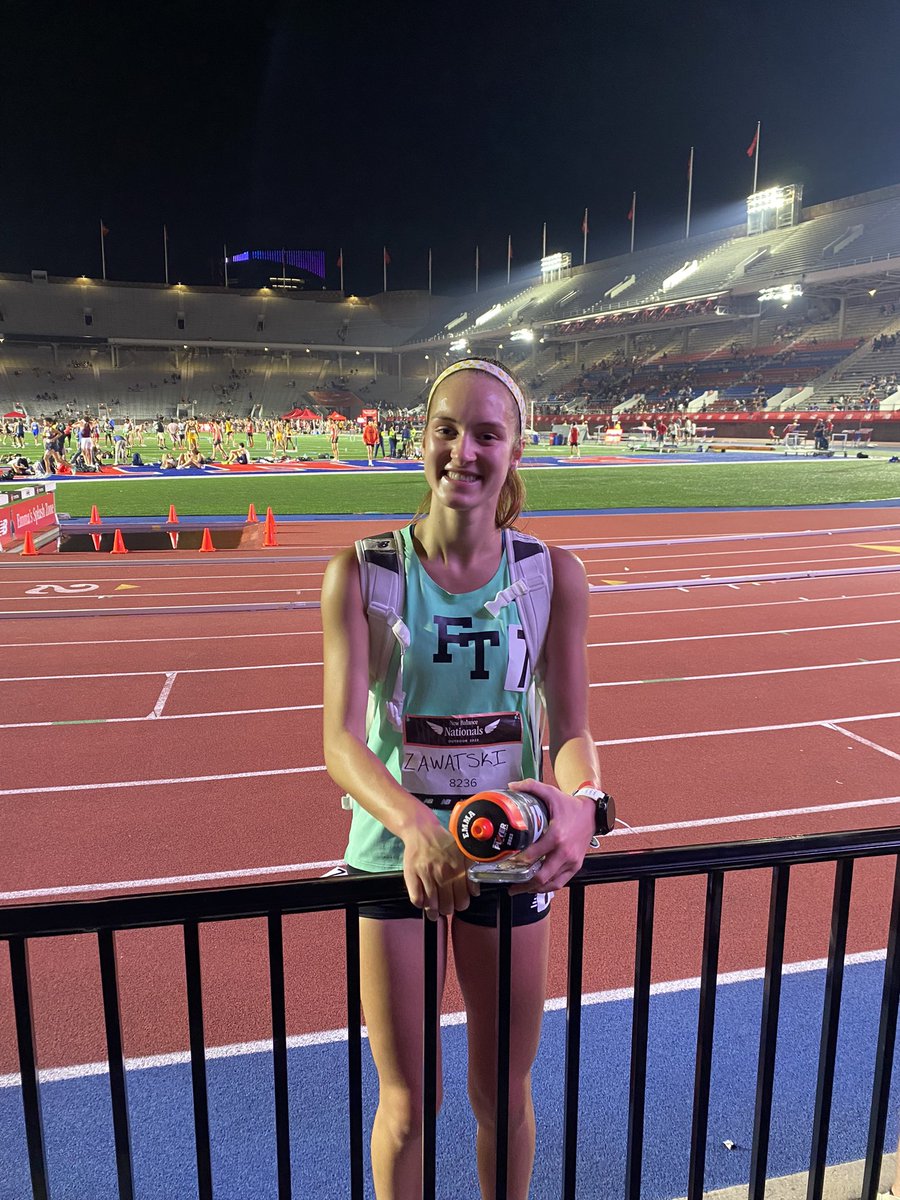 At NB Nationals @EmmaZawatski takes down a record previously owned by the 🐐 @runnergirlroche 
Her 4:49.56 full mile is a mile school record and converts to a 1600 school record 4:47.88😮‍💨
@TownshipScores @njmilesplit