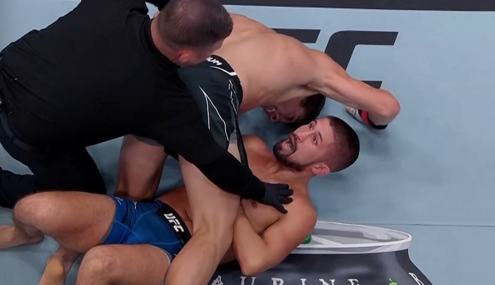 DMansTweets's tweet photo. The moment when you realize that there’s a little bit of nonsense with Kieth Peterson #UFC https://t.co/IHEEtTNG2g