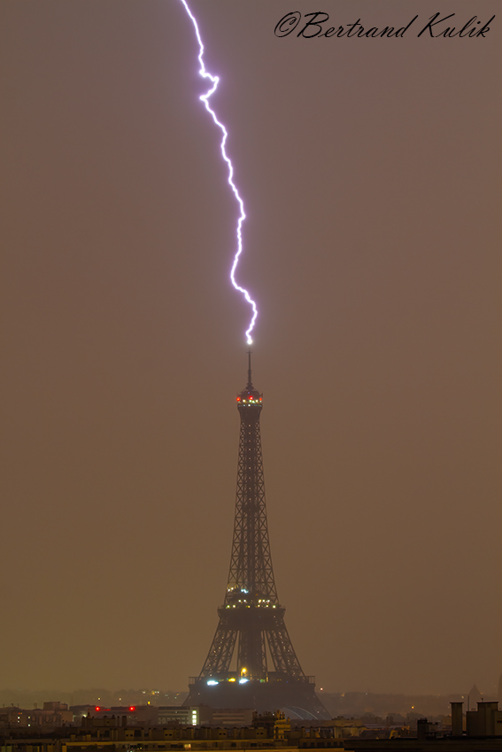 3h30 ce matin. Joli coup de foudre sur la tour Eiffel. Photos prises avec mes 2 boitiers depuis le 15ème.

#meteovilles #keraunos #weather #toureiffel #mairiedeparis #villedeparis #love #LightningStrikes #weatherchannel #orage