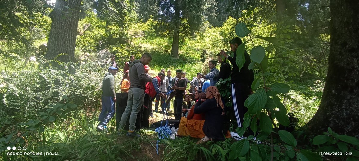 DDMAKullu's tweet photo. Day 2 of 5-day Search &amp; Rescue &amp; Medical First Aid training program at Jalori Pass. Our dedicated team focused on honing crucial skills for emergency response. From knot tying to Rock Climbing and Discussion on Mountain Hazards. #SearchAndRescueTraining #MedicalFirstAid 
@HPSDMA https://t.co/Jq6z3JTIjS