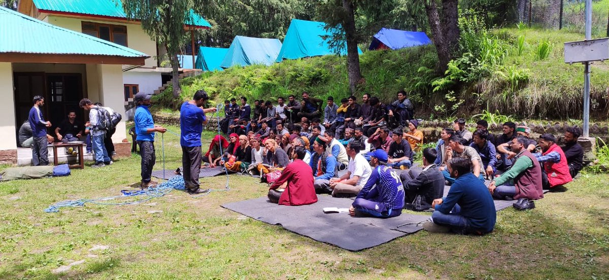 DDMAKullu's tweet photo. Day 2 of 5-day Search &amp; Rescue &amp; Medical First Aid training program at Jalori Pass. Our dedicated team focused on honing crucial skills for emergency response. From knot tying to Rock Climbing and Discussion on Mountain Hazards. #SearchAndRescueTraining #MedicalFirstAid 
@HPSDMA https://t.co/Jq6z3JTIjS