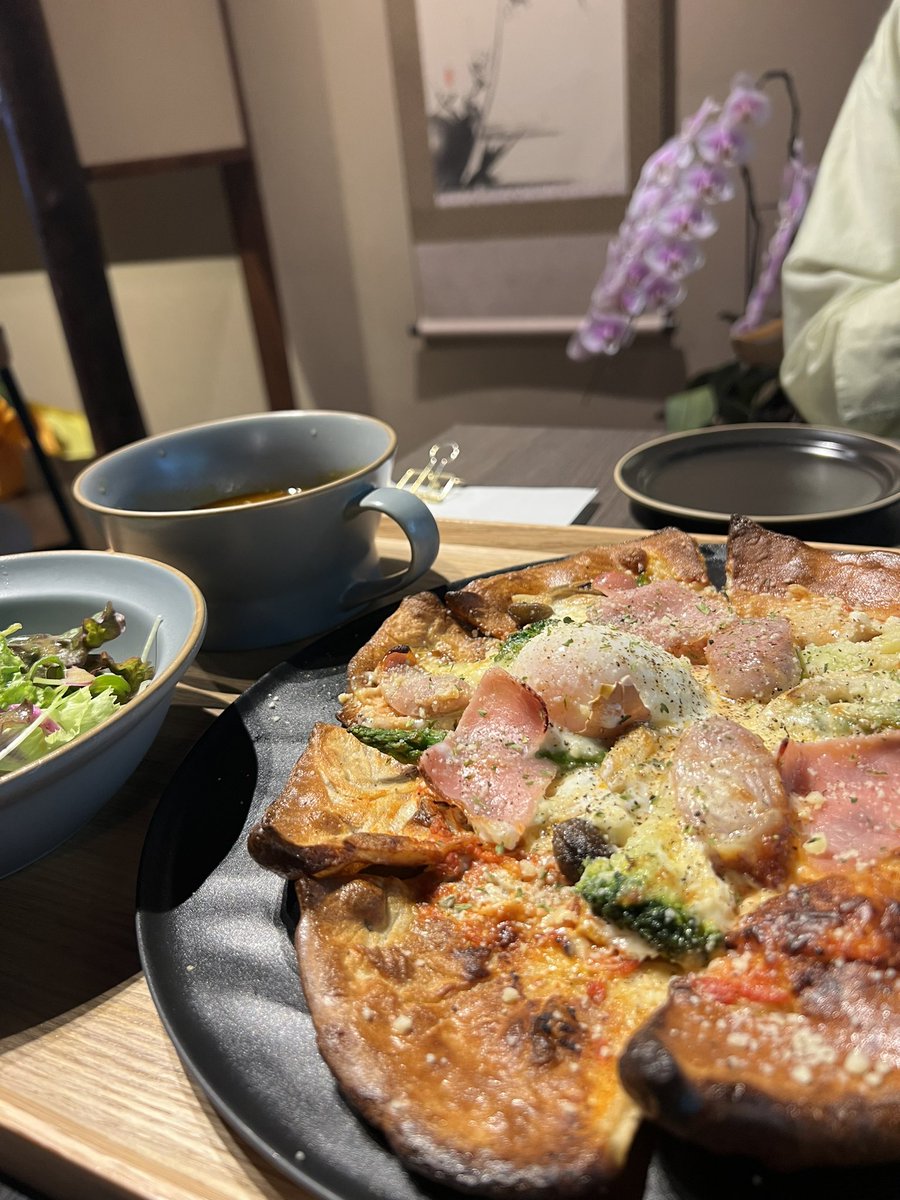 sari_0914's tweet photo. 京都うまいもの巡り😋
・ぎをん小森　抹茶わらび餅

 ・shibaF お麩専門店のお麩ピザ

・AWOM 手織り寿司 https://t.co/OlAbISwnzM