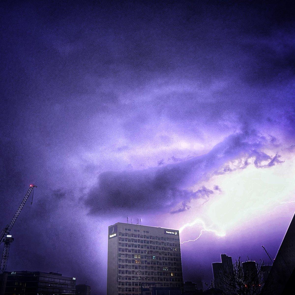 therealdaftbear's tweet photo. Here’s my pic of #thunderstorm #lightning in #manchester https://t.co/BIte7YQ1Wq