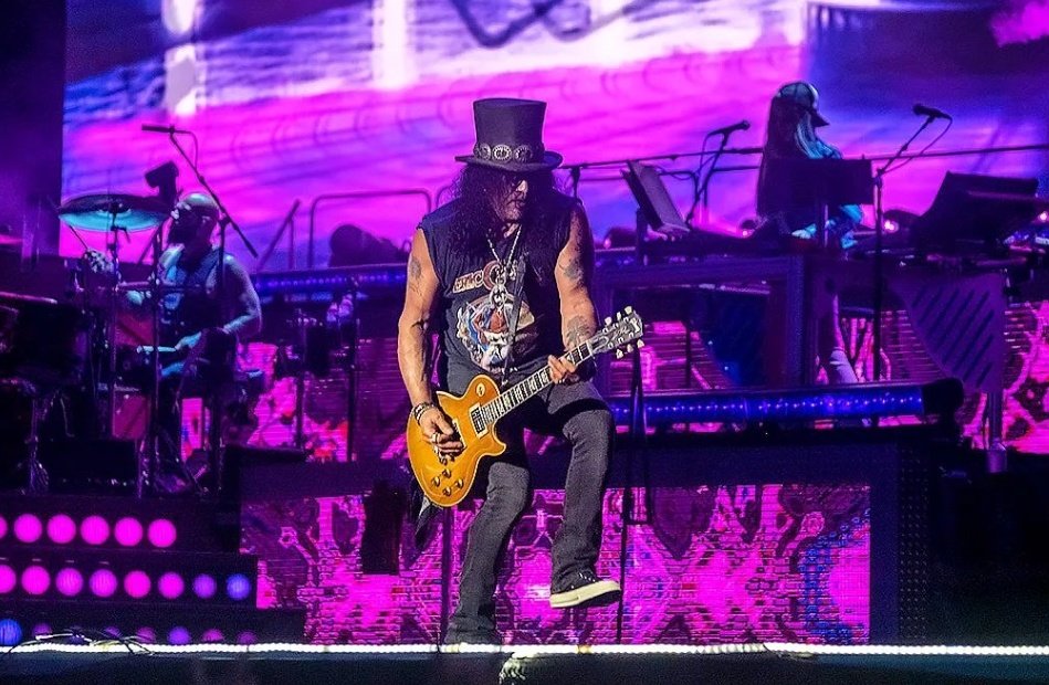 @Slash rocking tonight at the show in Copenhagen 🤟🏻🔥🎩

📸 : owner