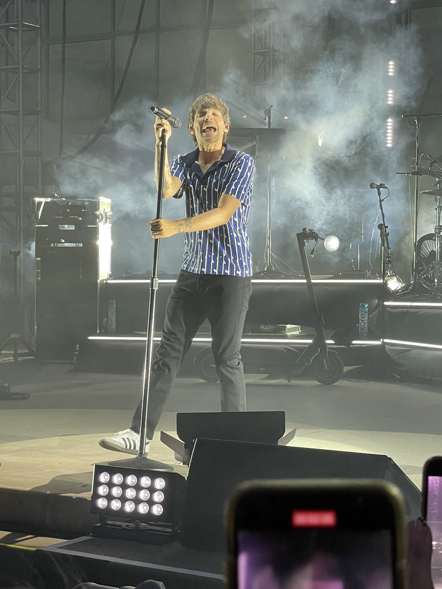 HL Daily On Tour on Twitter "Louis looking as cute as ever ️ 