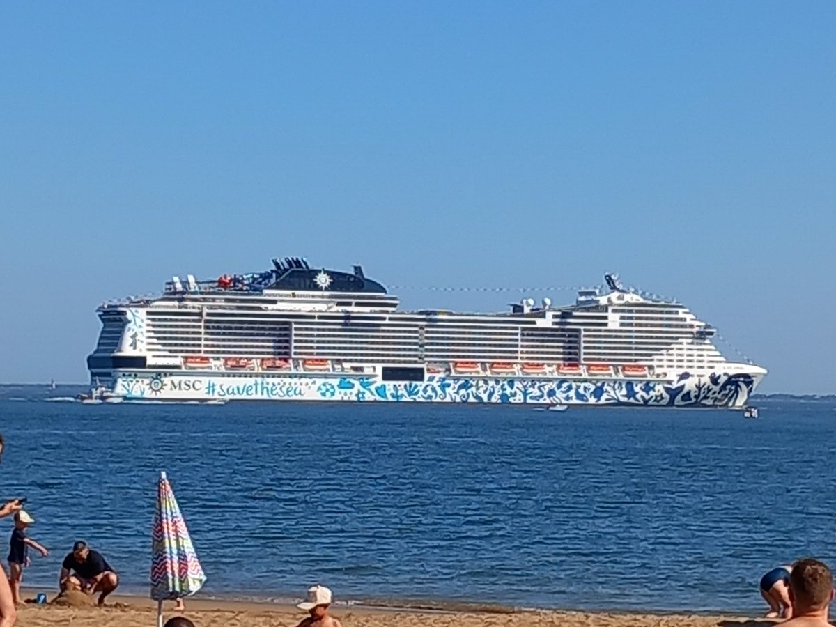 Mondi_Alisation's tweet photo. Vous ne rêvez pas : il y a bien écrit "Save the Sea" (Sauvez la mer) sur ce paquebot de croisière méga-polluant... Ces mastodontes ont un impact colossal sur l'environnement. Un seul navire de croisière à quai pendant 1h émet autant que 30 000 véhicules roulant à 30 km/h. #climat https://t.co/US7wMqu4tn