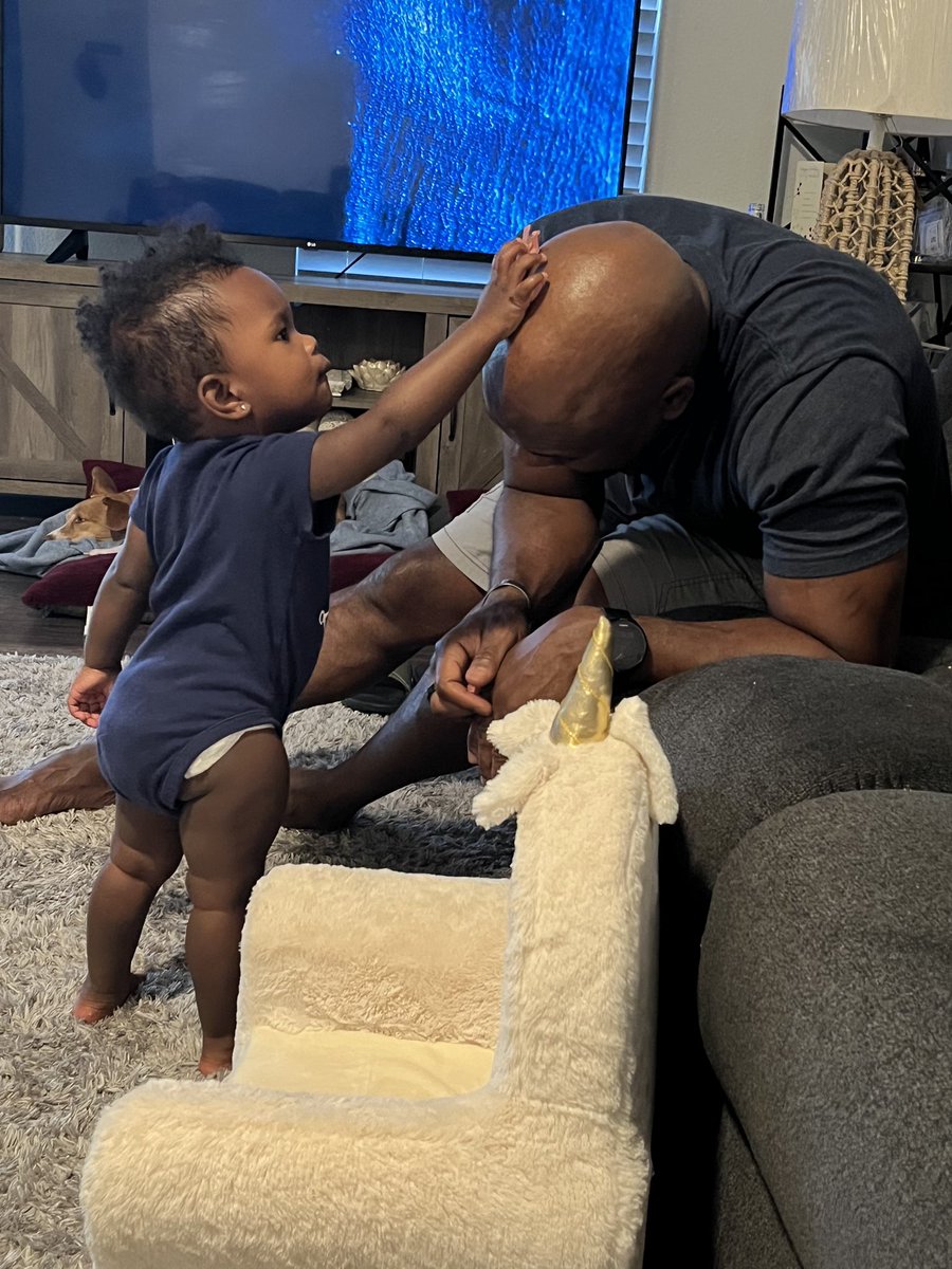 After several failed attempts, someone figured out there was nothing for her hair bows to stick to 😂 🙇‍♀️ #grandtime @psbeags <a href="/JBeagle_/">Jordan Beagle</a> <a href="/Valencia191330/">Valencia Beagle</a>