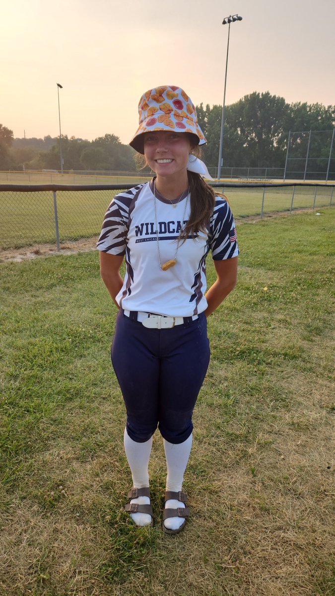 CoachMamacita's tweet photo. Congrats to the @WCsoftball0506 recipients for day 1 in Iowa! Queen of the Diamond @MFehrenbach26 and Nugget award @NatalieDoyle64 for a Dinger!!! 🐾🥎🏆👸#QueenOfTheDiamond #NuggetAward #SoftballAwards #Softballers #USSSA https://t.co/jSuh5BzsXq