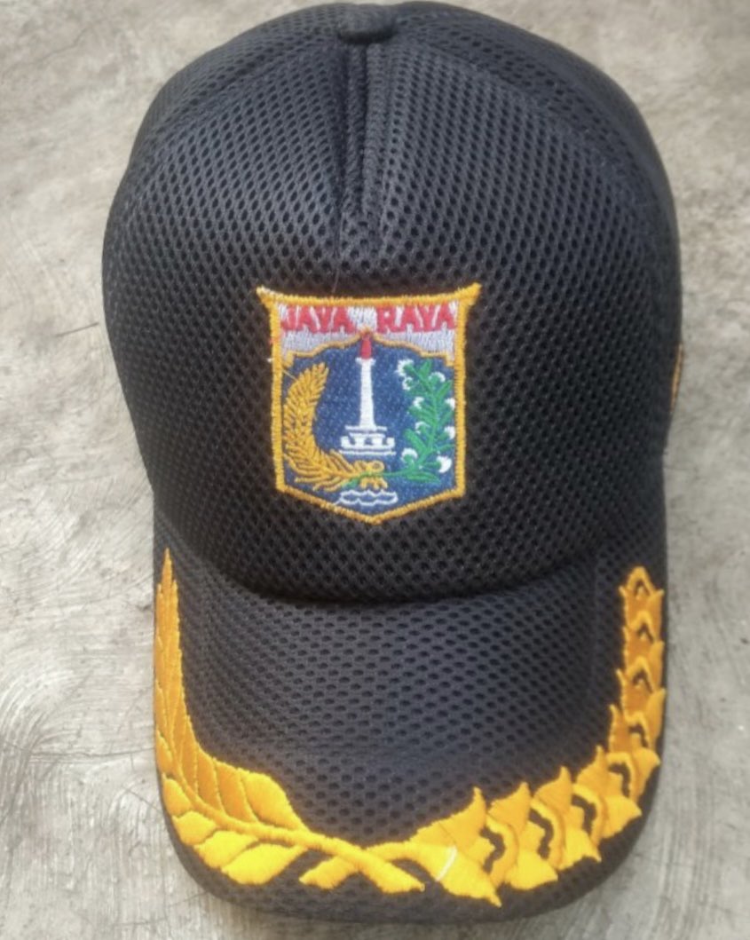 Mending topi Kith x New Era atau topi Pemda ya hmmm pilihan yang sulit