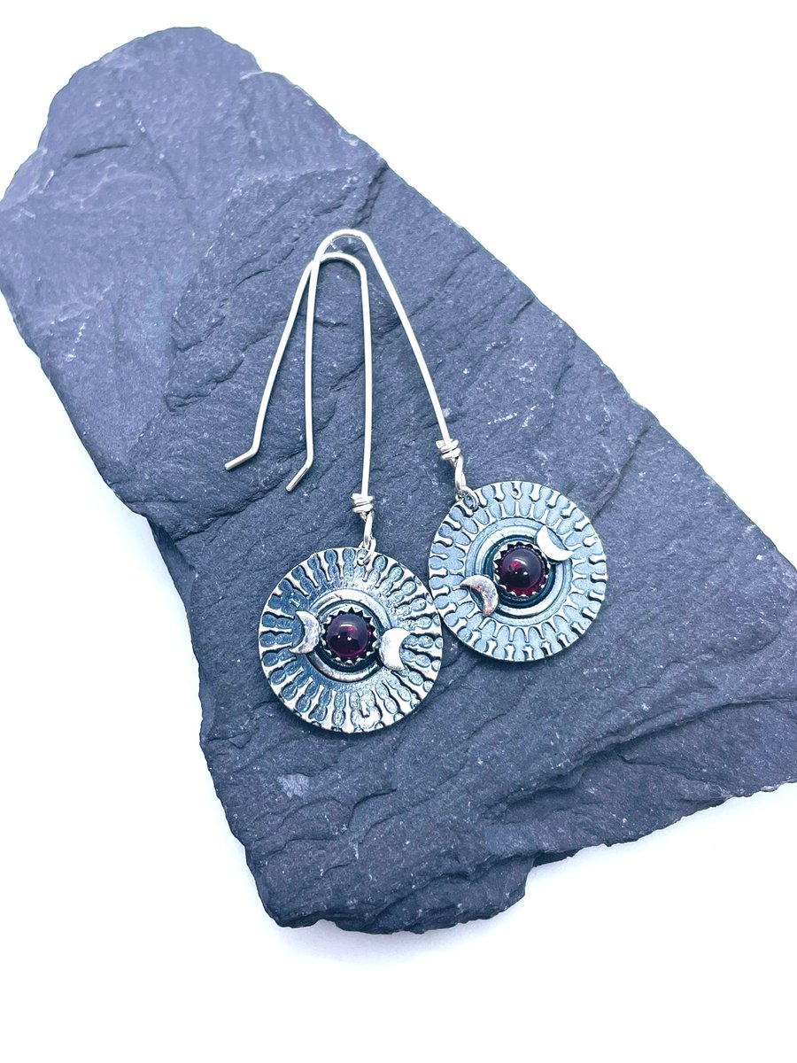 Garnet moon phase earrings
silkpurseguild.com/product/silver…
#ukgifthour #UKGiftAM #shopindie #giftideas #HandmadeHour
