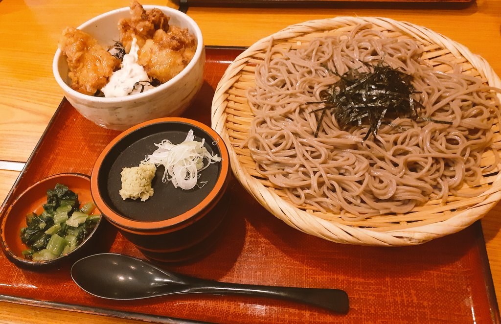 昼食昼飯🍴おらが蕎麦✨兄が来ました🚗💨🎵私…お腹空いてたので😋‼️鶏天丼定食🥢主人と兄はめかぶとろろにそれぞれ～(鶏天🍀ちくわ天)母は海老天ざるそば🦐