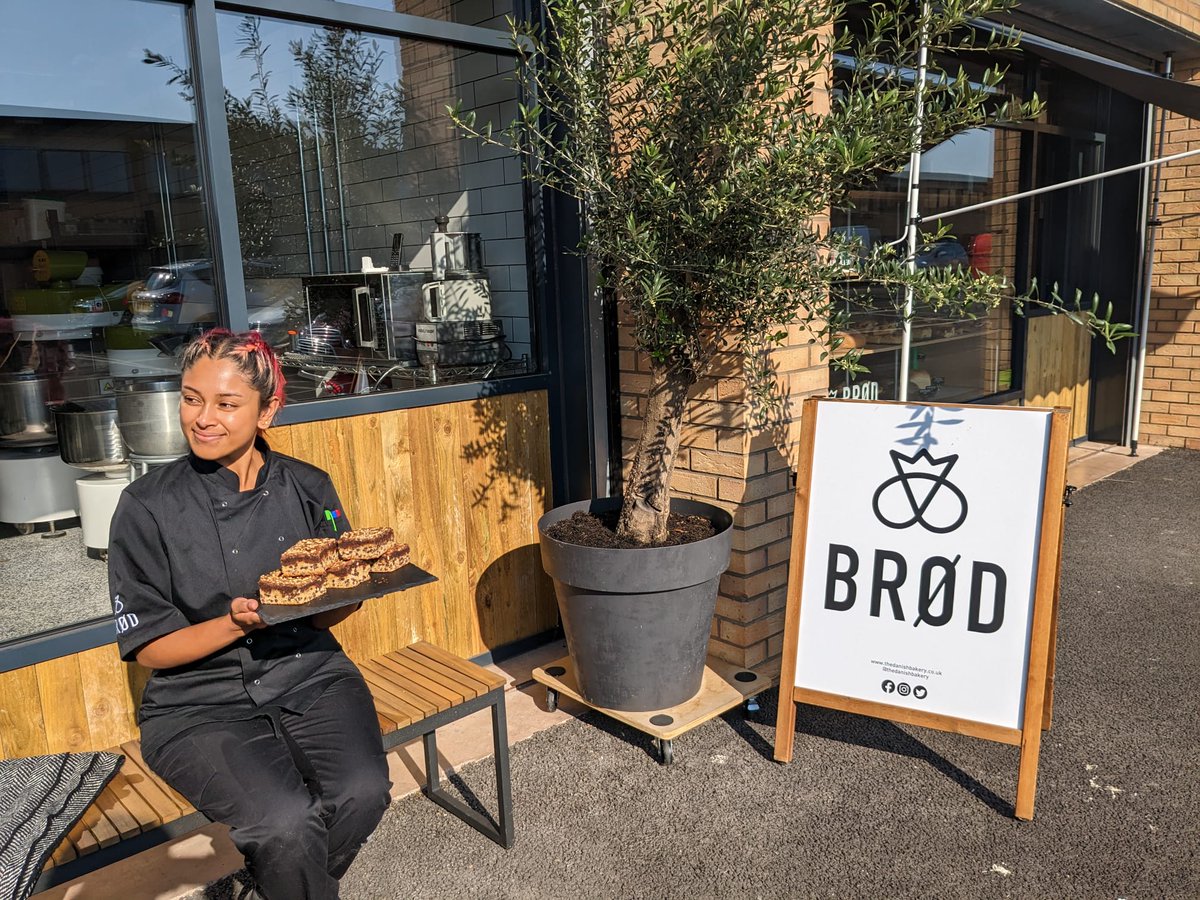 Sunshine and Nutella Brookies 👌 pop over to the Hatch and soak up some vitamin D while having a treat or two 😜

Find us here (until 12pm today):
Unit 14/15 Riverbridge Business Park
off Newport Road,
Cardiff
CF23 9AF

*Nutella Brookies also available in Pontcanna and Penarth*