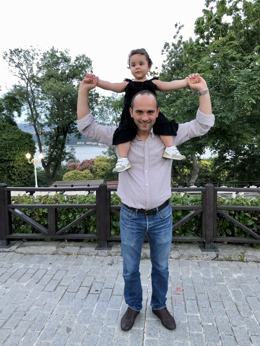 Vera ile <a href="/tayfun_kahraman/">Dr. Tayfun Kahraman</a>’ın 2 sene önce beraber geçirdikleri son #BabalarGünü’nden bu fotoğraf. Hukuku çiğneyerek bize bu zulmü yaşatanlar da baba oysa. Tüm “Kahraman” babaların günü kutlu olsun!