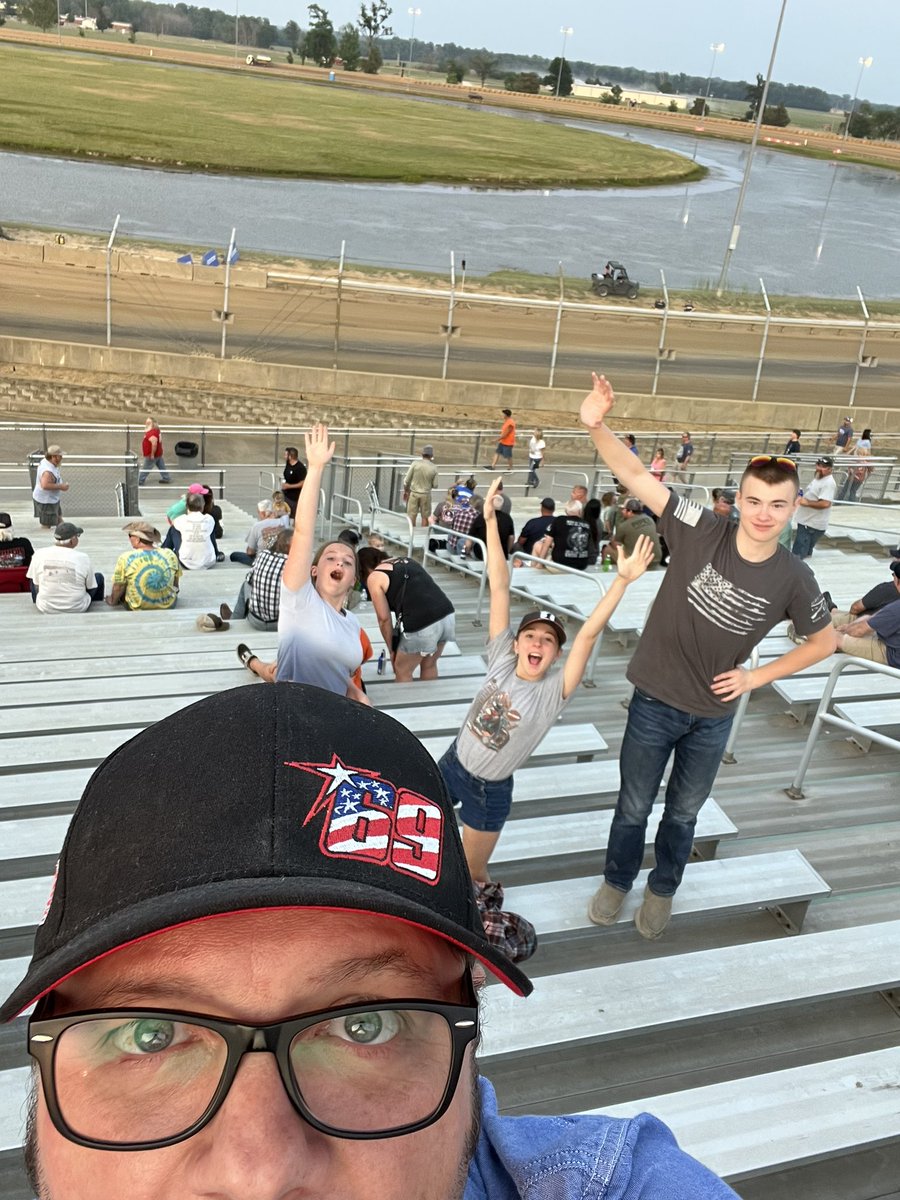 Mal_Nottingham's tweet photo. Had an awesome time at @AmericanFlatTrk #DuQuoinMile with the girls! I love being at a racetrack! It was a pleasure meeting you @JennyHansler You were very gracious with my โIโm looking for your brotherโ comment lol. And @rogerhayden95 nice to FINALLY meet you! #RIP69 https://t.co/FeNLXN84lq