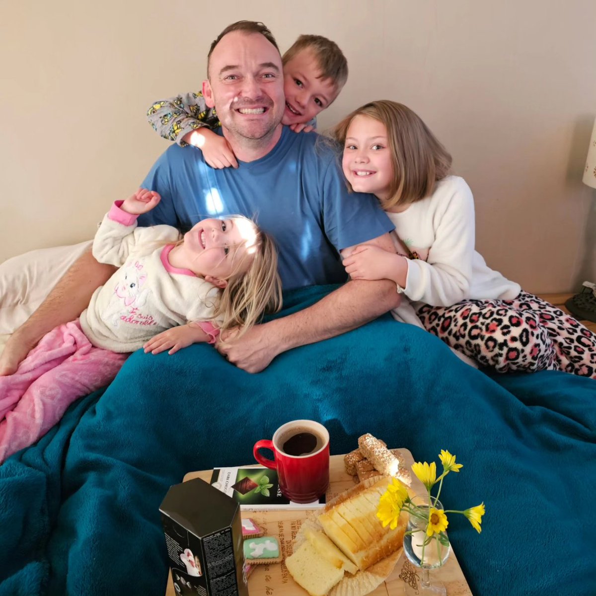 Op #Vadersdag kry ons net nog 'n kans om vir dankie te sê vir hoe ingelooflik jy is. Jy is ons beskermer, ons cheerleader en allesgewende awesome rots. Jy is ons favorite!

Love jou met alles in ons
#bestepa #bestdad #oorlopendeliefde 
<a href="/neelsclasen/">Neels Clasen</a>