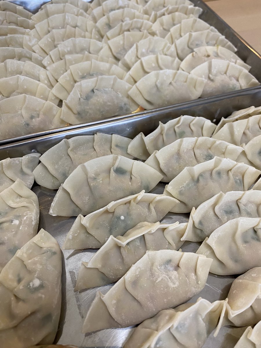 SakabaChannel's tweet photo. 本日は家飲み
餃子会🥟🥟🥟🥟
刺身🐟と枝豆🫛を肴に早めから呑む🍺
明るいうちから飲む幸せ🔆 https://t.co/FKbVh4cNxF