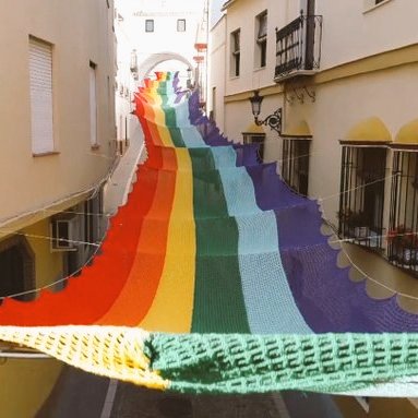 14 local Spanish women of the town of Aguilar de la Frontera took 2 months to create a giant rainbow flag to celebrate #LGBT people. The crocheters all suffer from fibromyalgia, a painful debilitating condition and crochet distracts from their pain #WomensArt 🌈