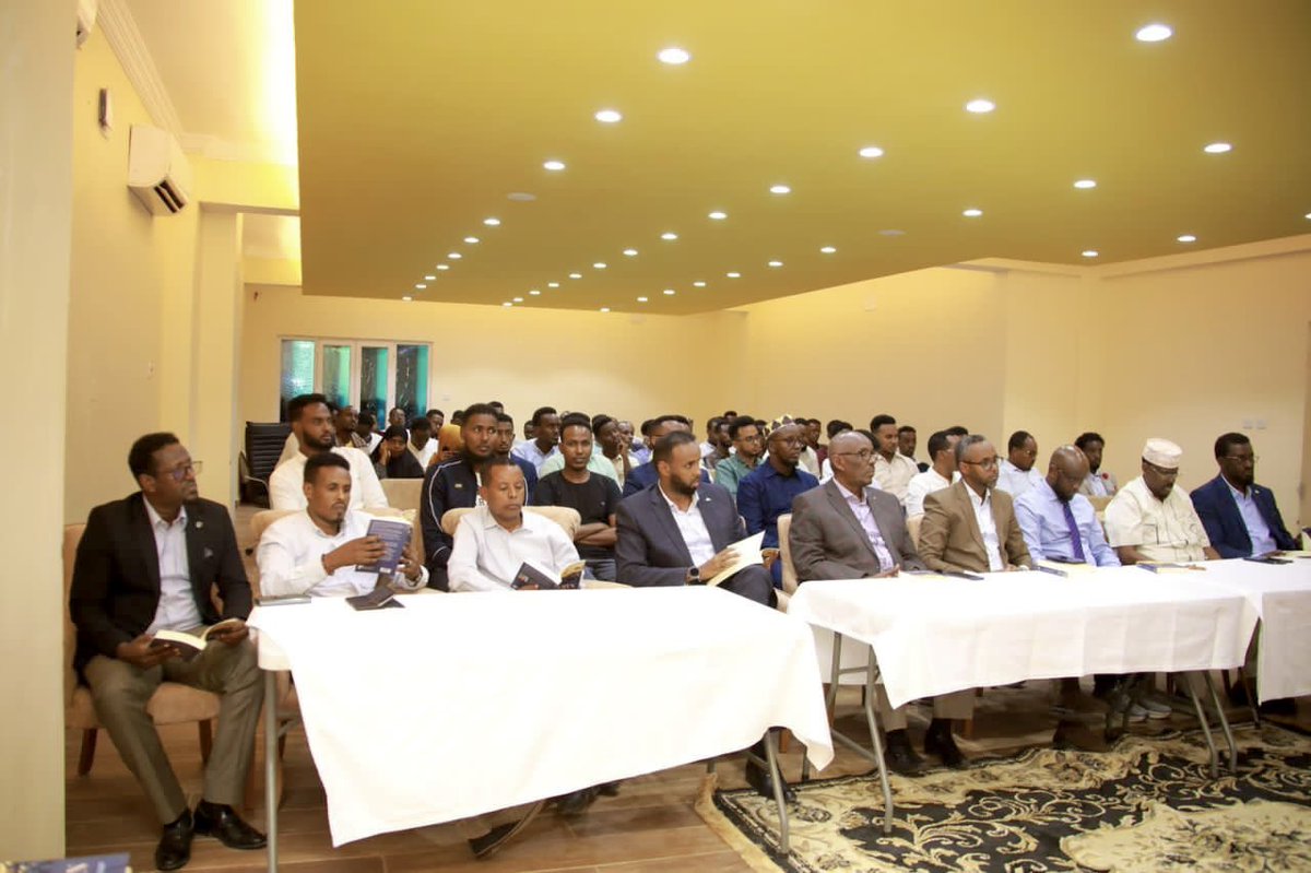 SakariyeDhegnas's tweet photo. My deepest gratitude to Dhusamareb residents and my dear friends that have worked with me so tirelessly and made the Dhusamareb event one of the most successul ones in my book tour. Thank you all. #FullHouse #SoldOut #BOOJIN https://t.co/Mh2zcIMHE6