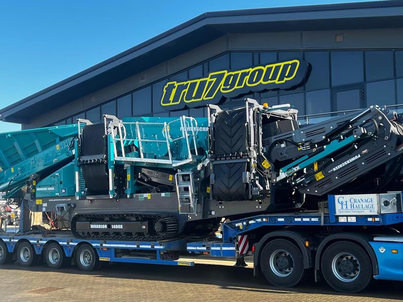 Tru Plant offer brand new stage 5 emission Powerscreen warrior screeners for nationwide hire. Contact hire@tru7.com #tru7group #screening #crusherhire #familybusiness