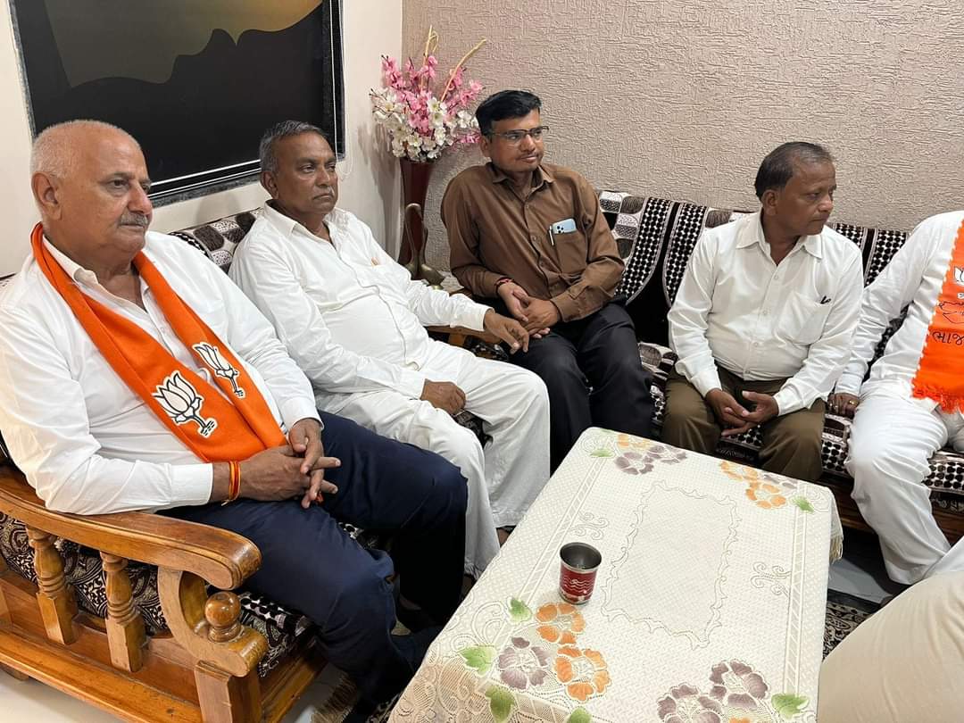 babusinhbjp's tweet photo. વટવા વિધાનસભા મતવિસ્તારમાં બુથ નુંબર 296 માં રામોલ-હાથીજણ વોર્ડના સંગઠન મંત્રી શ્રી જયપાલ સિંહ ઝાલાના ત્યાં માનનીય  વડાપ્રધાન શ્રી @narendramodi જી નો #MannKiBaat  કાર્યક્રમ ભારતીય જનતા પાર્ટીના કાર્યકરો સાથે નિહાળ્યો. https://t.co/W3tOAqcX1h
