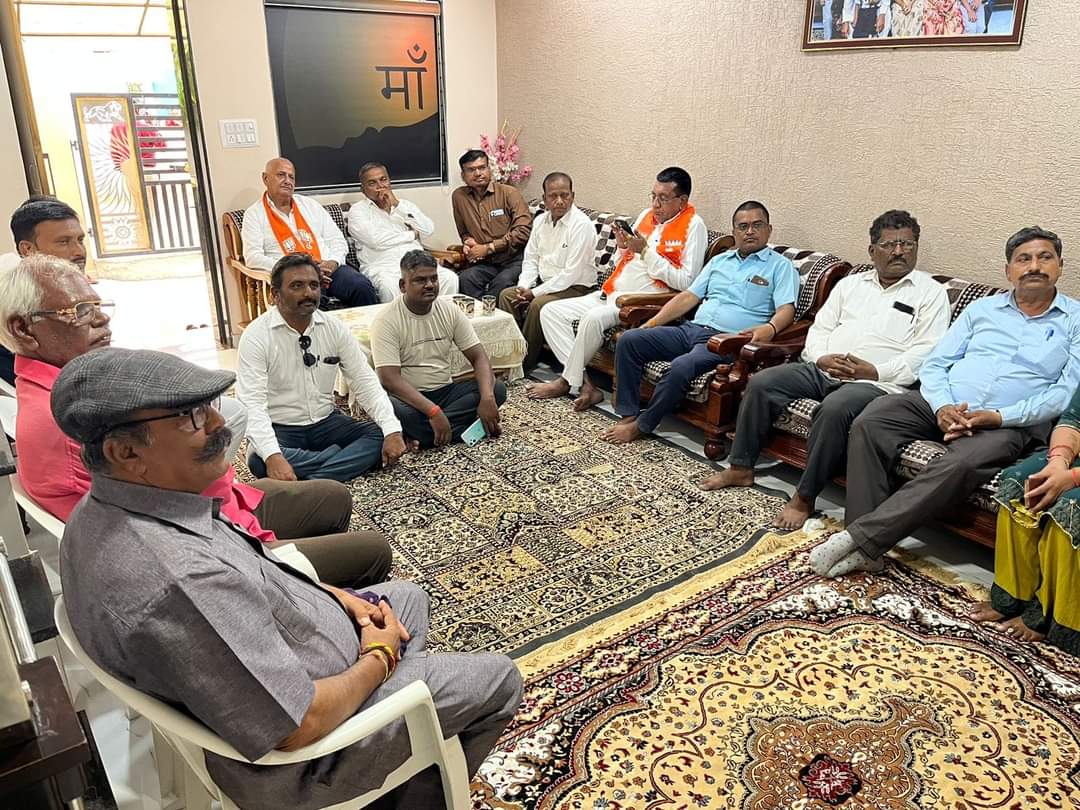 babusinhbjp's tweet photo. વટવા વિધાનસભા મતવિસ્તારમાં બુથ નુંબર 296 માં રામોલ-હાથીજણ વોર્ડના સંગઠન મંત્રી શ્રી જયપાલ સિંહ ઝાલાના ત્યાં માનનીય  વડાપ્રધાન શ્રી @narendramodi જી નો #MannKiBaat  કાર્યક્રમ ભારતીય જનતા પાર્ટીના કાર્યકરો સાથે નિહાળ્યો. https://t.co/W3tOAqcX1h