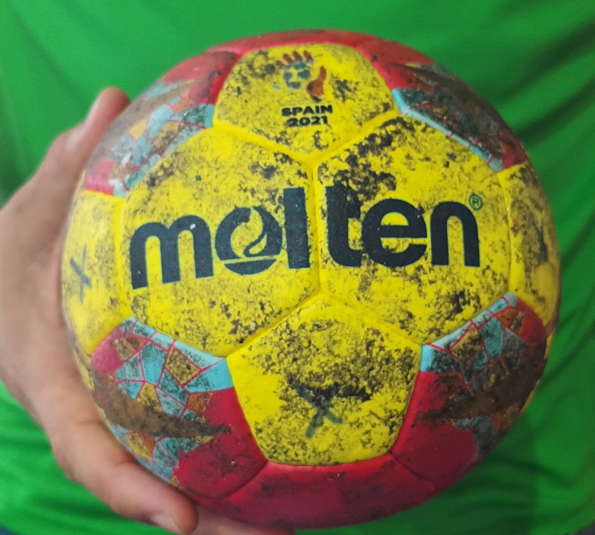 Con este balón se jugó un partido del Mundial de Balonmano, pero más importante, con él se jugaron ayer los partidos del Homenaje a Rafa.
¡Éxito total!
<a href="/Askartza_bmano/">Askartza Eskubaloia</a>