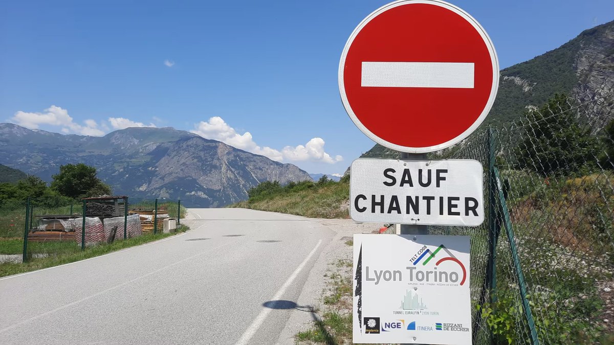 Les écolos aiment le train. Pourquoi protestent-ils contre le Lyon-Turin ?  "Grotesque contradiction !" chantent les légitimistes. Ecoutons au moins les 5 principaux arguments.
1) Le chantier saccage montagnes, forêts, prairies, sources et nappes phréatiques. (1/5) 🧵