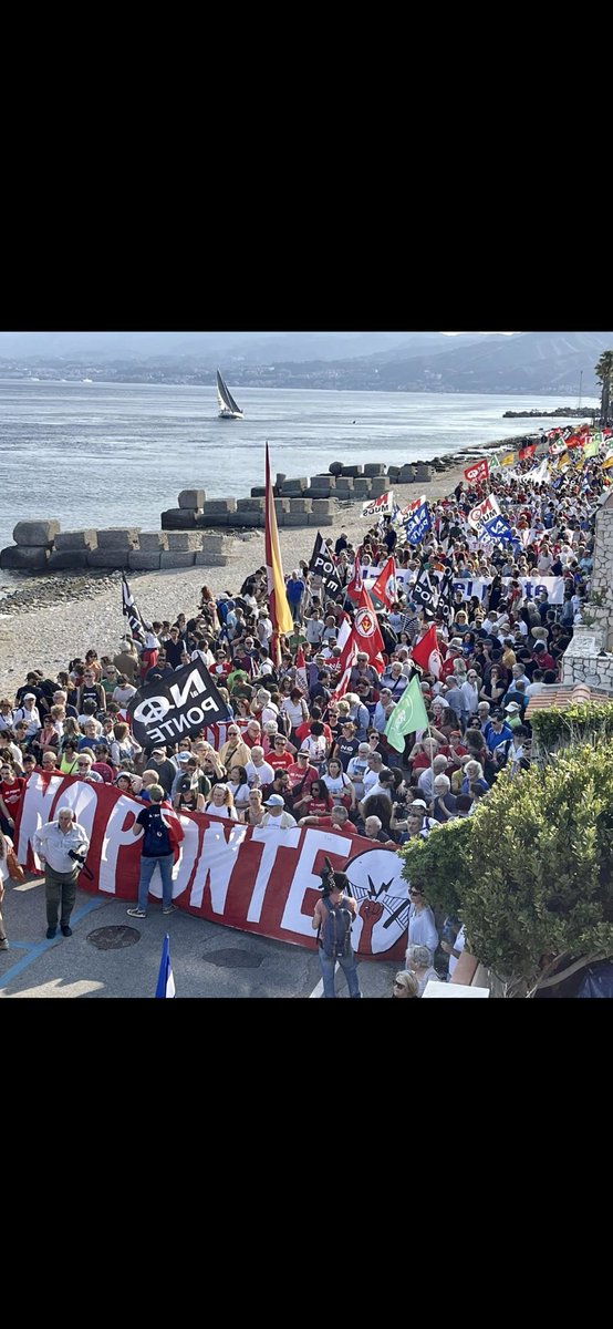 Sono immagini che nessun tg naz. ha fatto vedere. Nessuno spazio mediatico alla partecipatissima manifestazione contro il #pontesullostretto di Messina che si è svolta ieri a Torre Faro. State certi che tra qualche settimana i tg saranno inondati dalla manifestazione Si ponte
