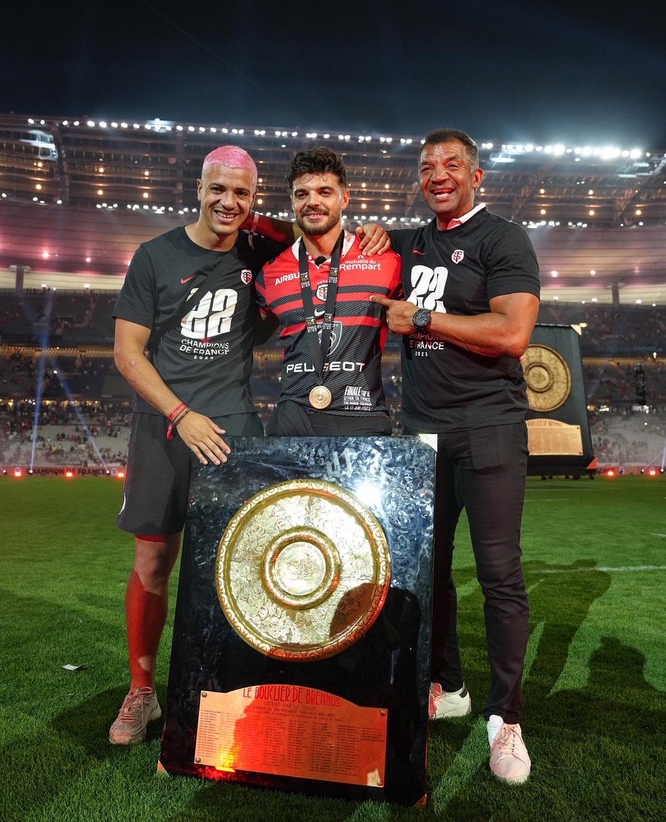 RomainNtamack's tweet photo. Quelle fierté, quelle ville, quel club❤️🖤 #22 https://t.co/ys3kVs2iCh