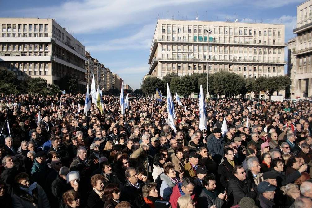 Che ci faccio fuori dalla chiesa in Piazza Don Bosco nel quartiere Tuscolano a Roma?
Non mi lasciano entrare in chiesa. O meglio.
Non ci lasciano entrare in chiesa.
Come è possibile?
È possibile sì.
Forse è meglio che vi racconto quando, e come tutto è cominciato.
