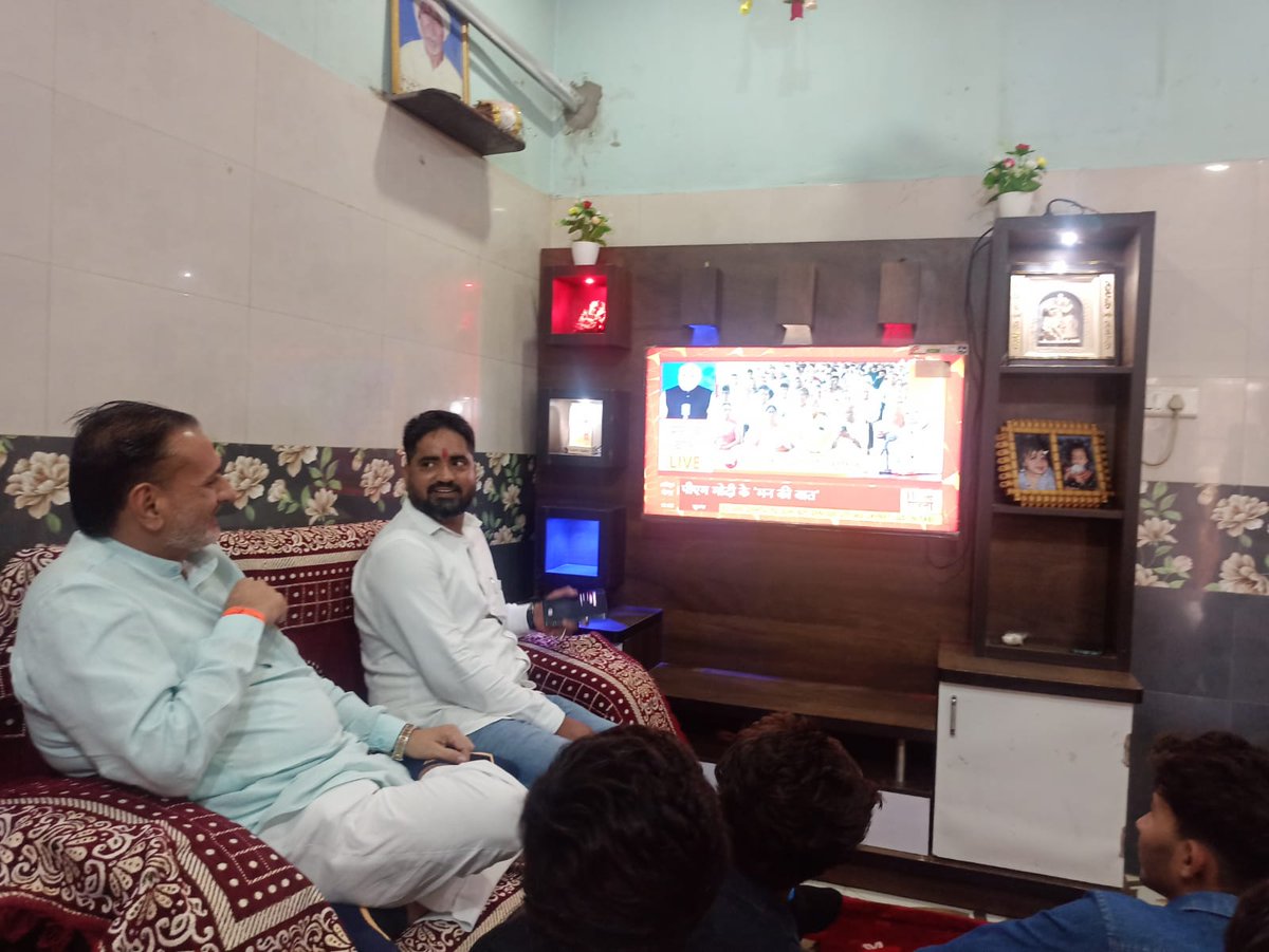 BJP4AhmedabadD's tweet photo. આજ રોજ બારેજા મંડલ મા શક્તિ કેન્દ્ર ૬ ના બૂથ નંબર 394 મોટા ઠાકોરવાસ મા સુનિલભાઈ વિષ્ણુભાઈ ઠાકોર ના ઘરે પ્રધાનમંત્રી શ્રી નરેન્દ્રભાઈ મોદીની મન કી બાતનો કાર્યક્રમ અમદાવાદ જિલ્લા ભાજપના અધ્યક્ષ શ્રી હર્ષદગિરિ ગોસાઈ સાહેબે કાર્યકર્તાઓ સાથે નિહાળ્યો https://t.co/6mNupA3Dhe
