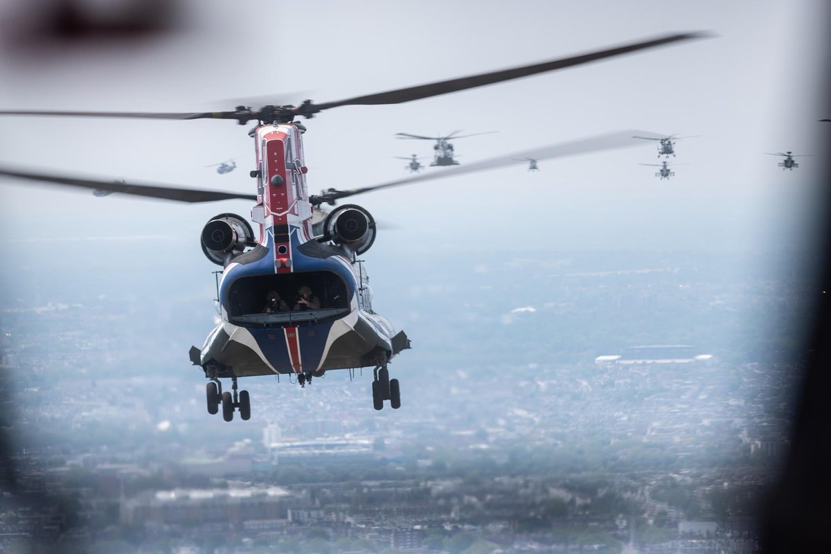 For those of you who made the journey into London yesterday, or viewed the King’s Birthday Flypast on TV, who noticed our #Chinook40 aircraft flying the flag above the palace? This wonderful view was captured through the windscreen of @RAFBenson’s Puma, by AS1 Curlett 🇬🇧