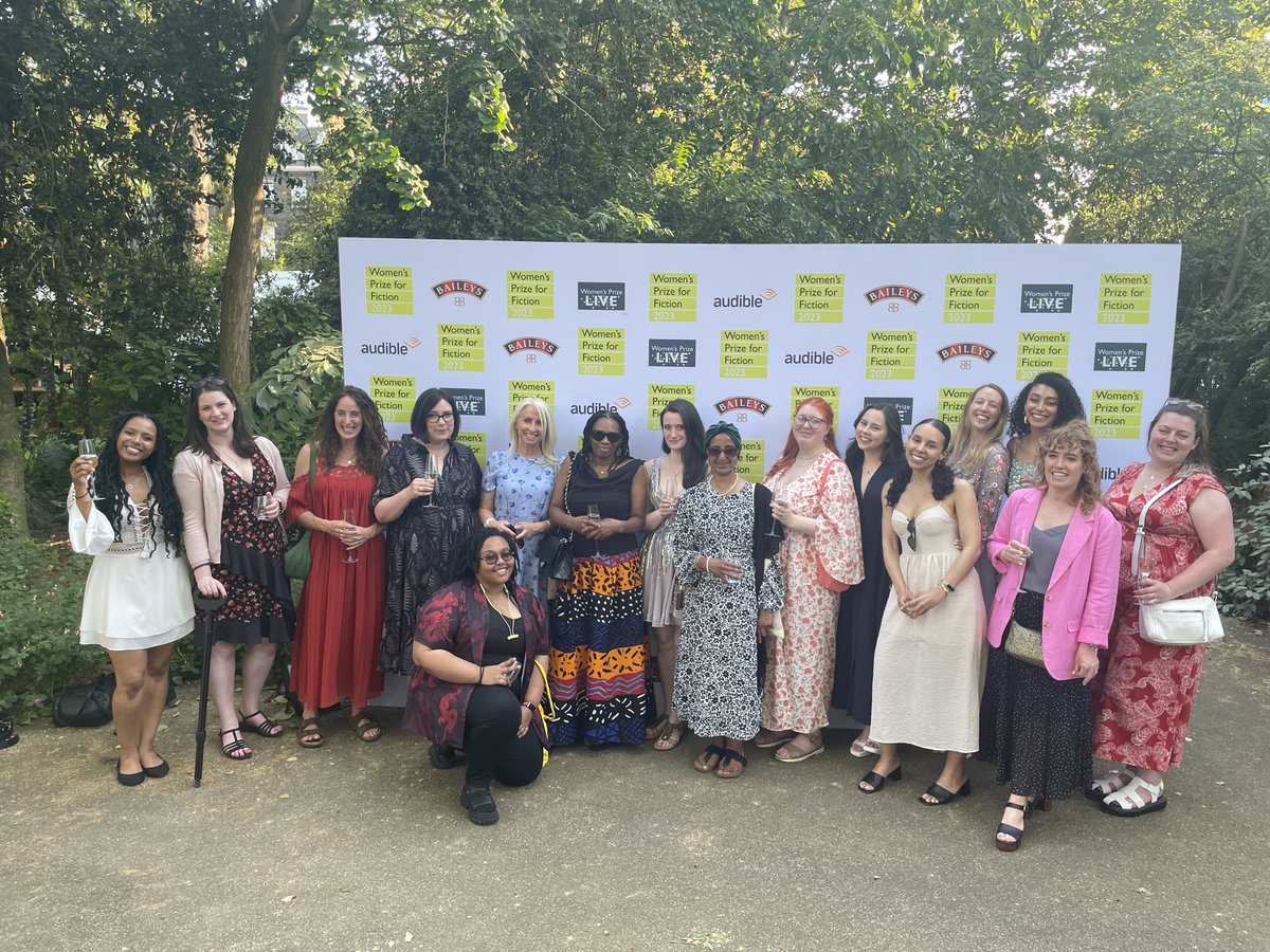 One of the most heart-warming things at the #WomensPrize party last week was seeing all the longlisted #Discoveries authors, hearing their news and THAT speech by @suiannukka last year's winner. All the feels🤗