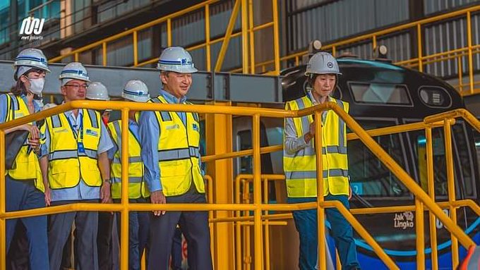 銅製、天皇皇后像 【誰かわかりません。】(天皇の台座に若干の欠け