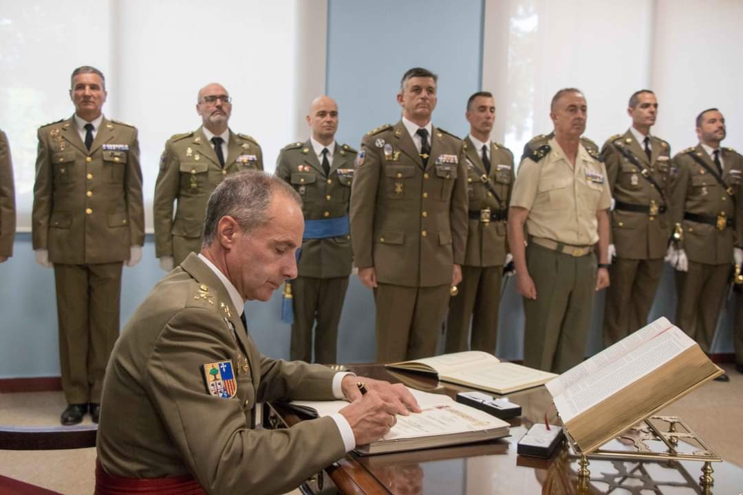 El General García del Barrio toma el Mando de la #BrigadaAragón  <a href="/EjercitoTierra/">Ejército de Tierra 🇪🇸</a>  #SomostuEjército  🇪🇸