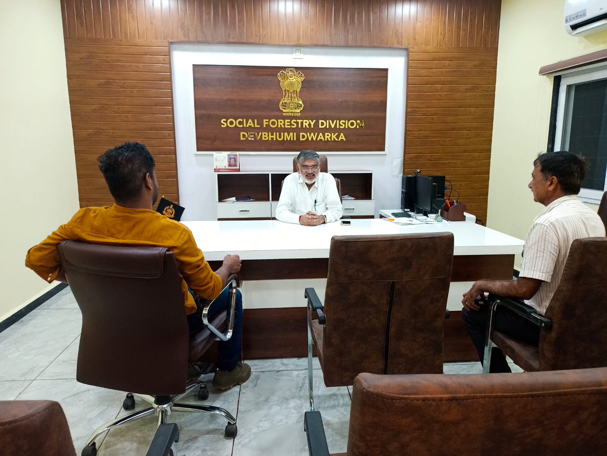 સામાજિક વનીકરણ ડિવિઝન ઓફિસ ખંભાળિયા ખાતે ડી.સી.એફ શ્રી અરુણકુમાર અને એ.સી.એફ શ્રી શૈલેષભાઈ કોટડીયા સાથે બેઠક આયોજિત કરી, હર્ષદ ખાતે નવનિર્મિત થનાર "હરસિદ્ધિ વન" ની કાર્યગ્રાહી પર સમીક્ષા કરતાની સાથે નિર્માણ કાર્ય અંગેના જરૂરી સૂચનો આપ્યા.