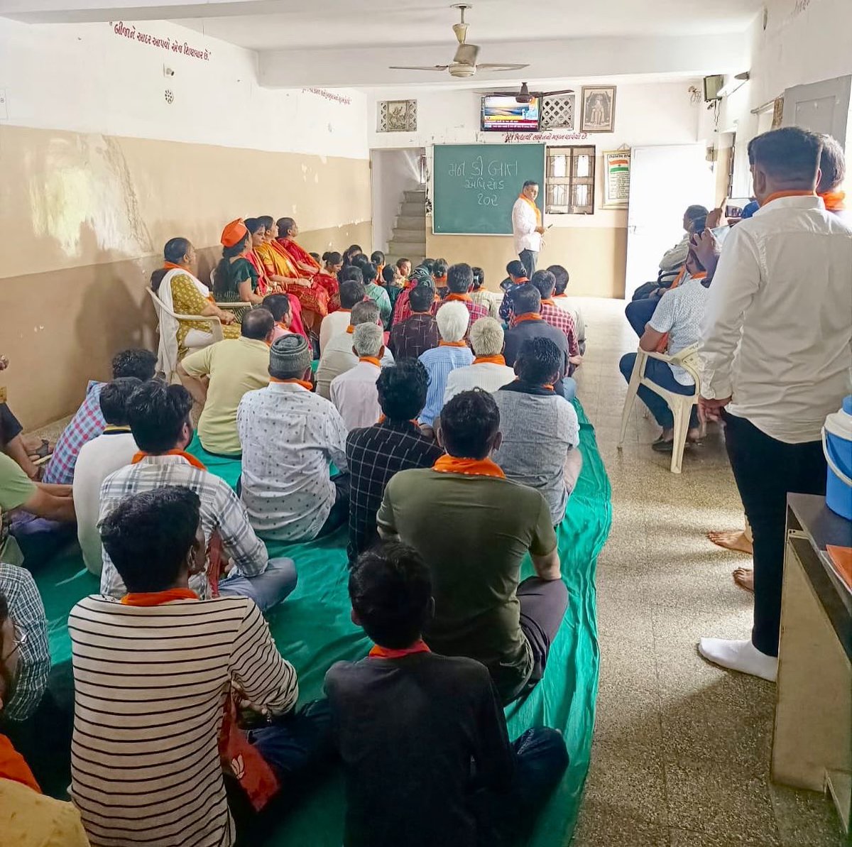 રાજકોટ વોર્ડ નં. ૧૧ ખાતે સર્વે કાર્યકર્તાઓ સાથે મળીને માનનીય પ્રધાનમંત્રીશ્રી <a href="/narendramodi/">Narendra Modi</a> સાહેબનો પ્રેરણાત્મક કાર્યક્રમ "મન કી બાત" કાર્યક્રમ સાંભળ્યો.

જન-સહકાર, જન-સેવા અને સુશાસનનો સમન્વય એવો આ પ્રેરણાસભર કાર્યક્રમ હંમેશા નવી ઊર્જા પ્રદાન કરે છે. #MannKiBaat