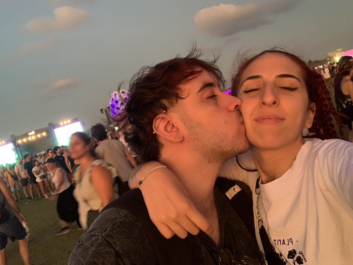LuRuiz01's tweet photo. Puso casa para la previa, yo no sabia ni quién era, al rato vi a dualipa en su fondo de pantalla y empezamos a hablar un monton. De a poco m fui dando cuenta q estaba enganchadisima y hoy se cumplen 9 meses desde que m pidió ser su novia, no se q haría sin vos❤️ @romenaveira246 https://t.co/WNKdPyEFSs