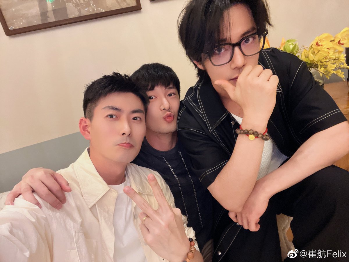 xzhan1005's tweet photo. XIAO ZHAN IN THIS PIC??? https://t.co/D03RSm8a5F
