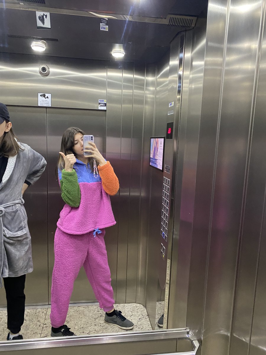 helorini ♥︎ on Twitter "bananas de pijamas descendo os elevadores"