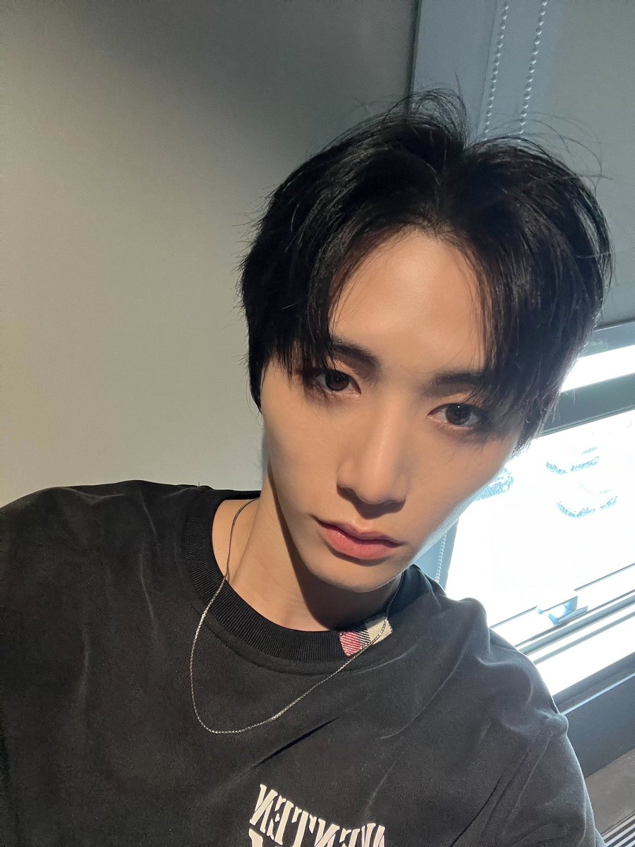 BOYNEXTDOOR_twt's tweet photo. 브이 ✌️ 🫶 🖤 🫣 🙀 

#BOYNEXTDOOR #태산 #TAESAN https://t.co/uPBZVvbOwH