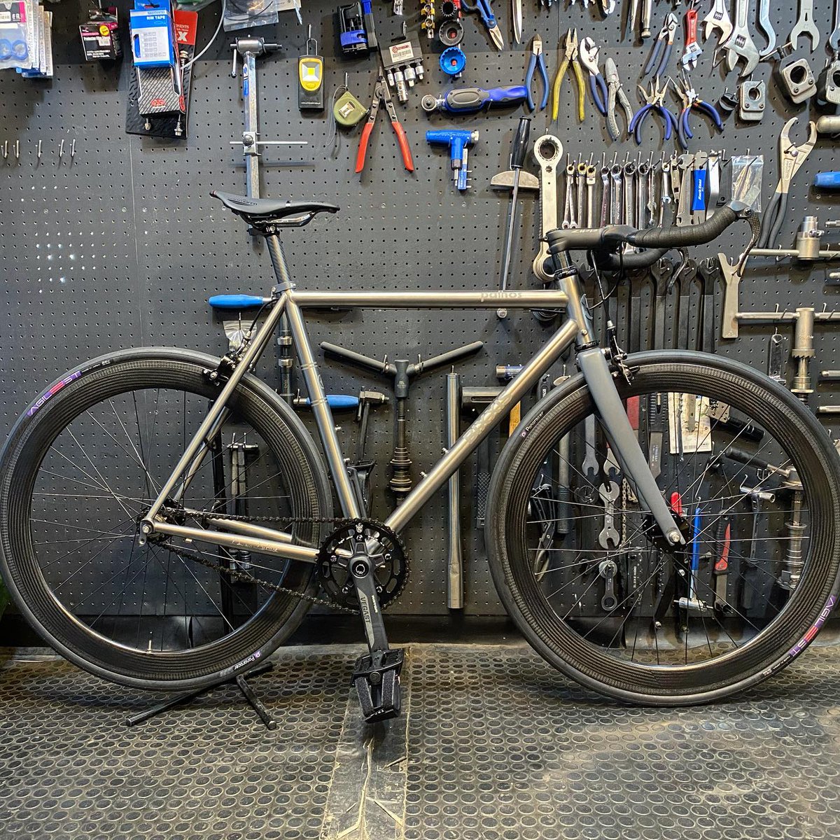 cicloclon's tweet photo. #bixxis #bixxispathos #zipp #campagnolo #chrisking #rotor #philwood #roadbike #ロードバイク #singlebike #シングルバイク #trackbike #トラックバイク #fixedbike #ピスト
#bicycleshop #自転車屋 #江東区 #江東区大島 #西大島 #cicloclon #シクロクロン
https://t.co/1Mr6yRih9B https://t.co/FhK89YUwKY