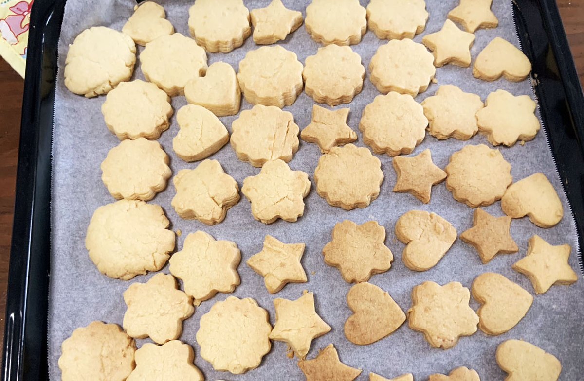 父の日！
ケーキで痛い目を見た経験から、今年は子供たちクッキーを焼きました！（次女しか手伝ってくれんかったけど）
シャトレーゼで買わなかった私、えらい。 https://t.co/ieFO2atia1