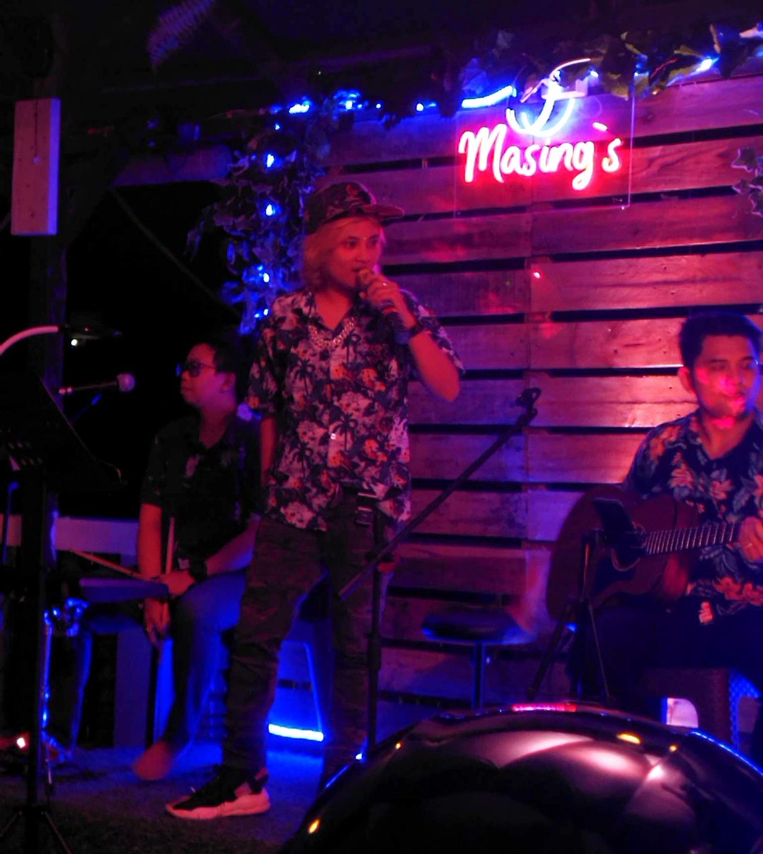 UsherGold's tweet photo. At Masing's

#USHERGOLDACOUSTICBAND
#DAVAOMUSICIAN
#DavaoVox #gig #goldvaron #gold #leadvox #davaosinger #philippines #singer #acousticband #trioband #4pcband https://t.co/TittLDZmgH