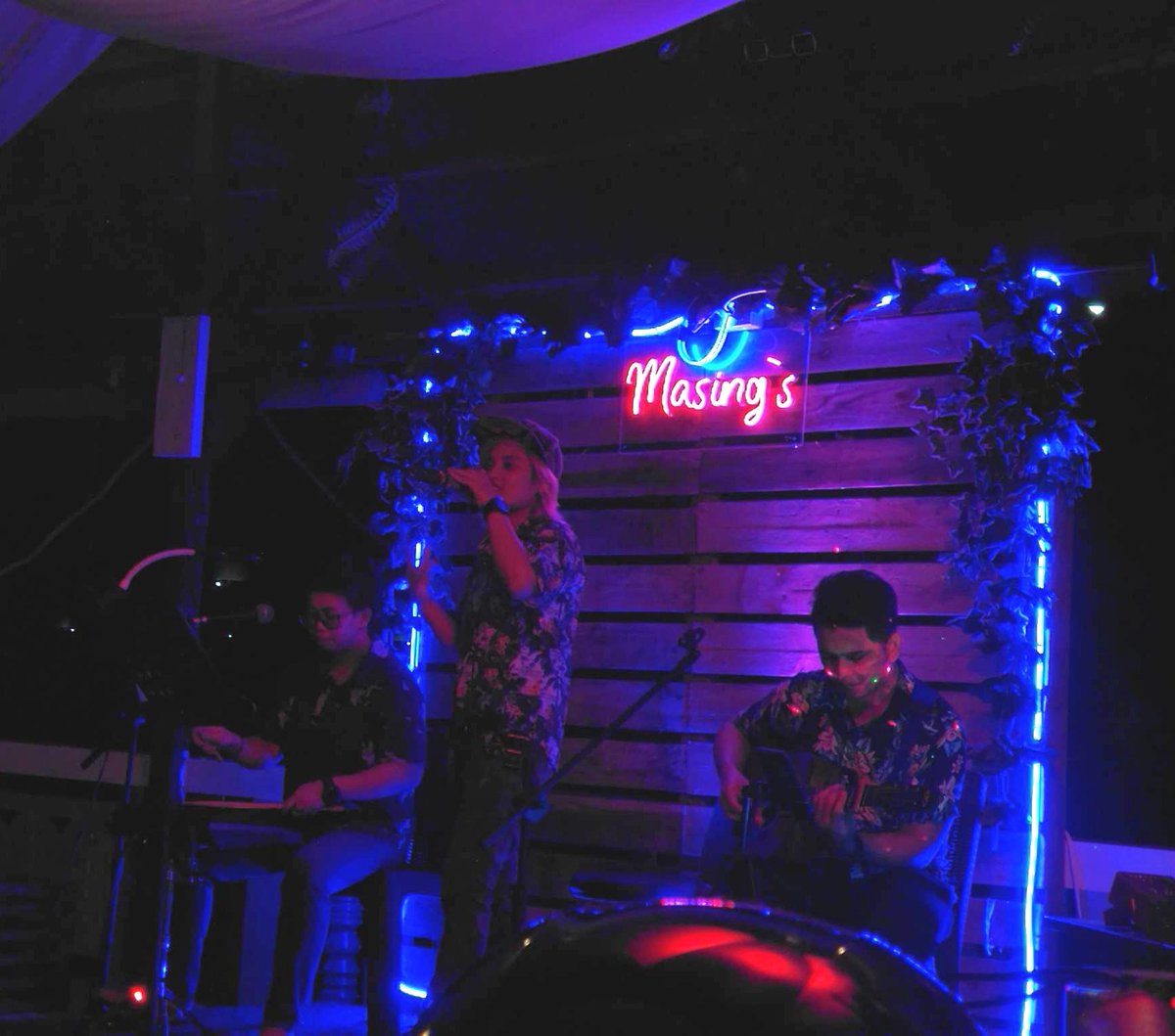 UsherGold's tweet photo. At Masing's

#USHERGOLDACOUSTICBAND
#DAVAOMUSICIAN
#DavaoVox #gig #goldvaron #gold #leadvox #davaosinger #philippines #singer #acousticband #trioband #4pcband https://t.co/TittLDZmgH