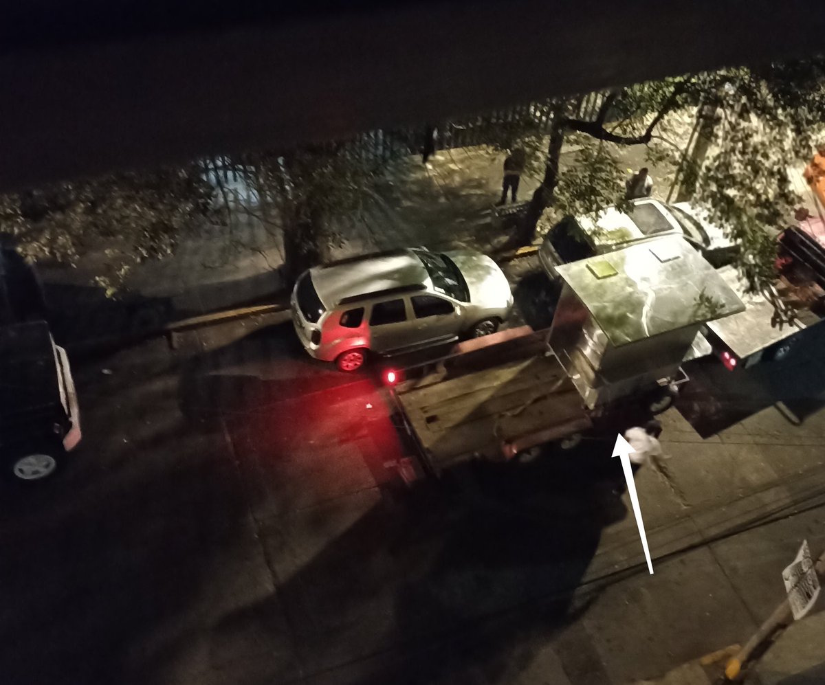 RodolfoCasi's tweet photo. @BJcomunidad1 @PatriciaAlfaro @STaboadaMx  Se supone que deben de retirar los puestos metálicos que están afuera del parque Rosendo Arnaiz, sin embargo les siguen permitiendo que se instalen. Hasta cuándo los vecinos tenemos tolerar esto. Favor de retirarlos. https://t.co/95KOQ4mPp8